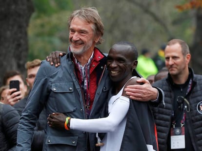 Jim Ratcliffe, a la izquierda, abraza a Kipchoge tras el maratón.