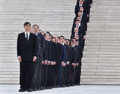 Fila de hombres esperan la llegada del ataúd del juez conservador del Tribunal Supremo Antonin Scalia durante una ceremonia de homenaje celebrada en Washington (Estados Unidos). El funeral de Scalia se celebrará mañana en la basílica del Santuario Nacional de la Inmaculada Concepción de la capital.