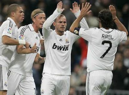 Los jugadores del Madrid celebran el tanto de Sneijder