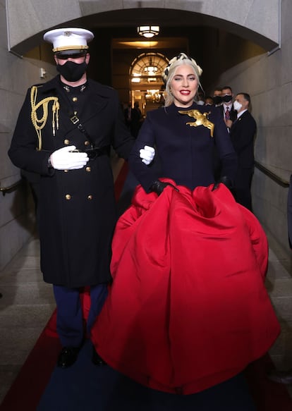 Lady Gaga escoltada por un Marine de la US Navy a su llegada al Capitol.