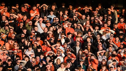 Aficionados del Dundee United se protegen los ojos del sol durante un partido contra el Partick Thistle, en Dundee (Escocia), el 3 de mayo de 2024.