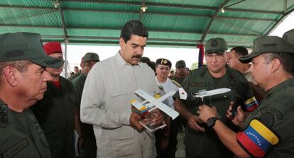 Nicol&aacute;s Maduro junto al ministro de Defensa venezolano. 