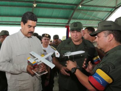 Nicol&aacute;s Maduro junto al ministro de Defensa venezolano. 