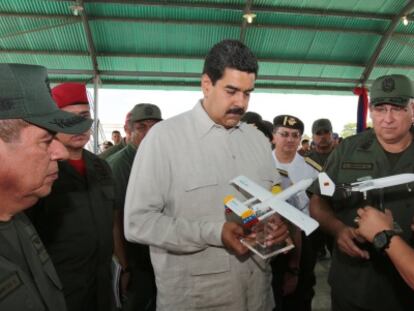 Nicolás Maduro junto al ministro de Defensa venezolano.