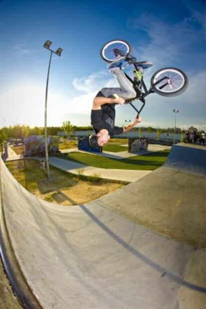 Acrobacia con una bici BMX
