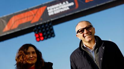 El CEO de la F1, Stefano Domenciali, junto a la presidenta de la Comunidad de Madrid, Isabel Díaz Ayuso, en enero.