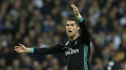 Cristiano Ronaldo gesticula durante el partido contra el Tottenham en Wembley.