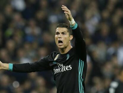 Cristiano Ronaldo gesticula durante el partido contra el Tottenham en Wembley.