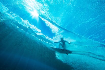 Taumata Puhetini monta una ola durante una prueba de surf en Teahupoo (Tahití), el 24 de agosto.