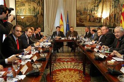 Representantes de las comunidades, en una reunión preparatoria de la Conferencia de Presidentes.