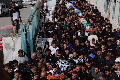 Cortejo fúnebre de las víctimas del atentado israelí en el campo de refugiados de Tulkarem.