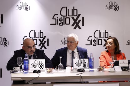 De izquierda a derecha, el presidente ejecutivo de Prisa Media, Carlos Núñez; el presidente del Club Siglo XXI, José María Barreda; y la directora de EL PAÍS, Pepa Bueno, durante el coloquio de este martes en Madrid.