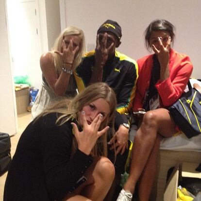 Usain Bolt con tres jugadoras suecas de balonmano en su habitación