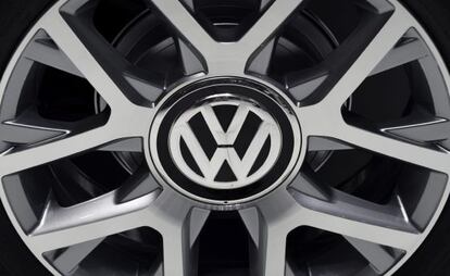 Detalle del logotipo de Volkswagen en la llanta de un coche expuesto en un Salón del Automóvil.