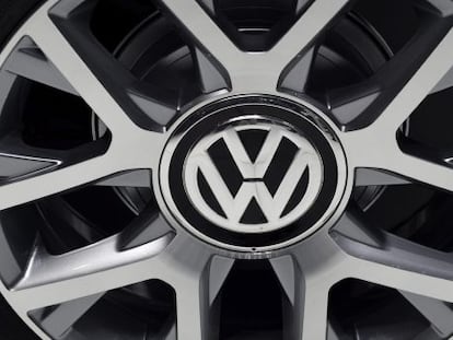 Detalle del logotipo de Volkswagen en la llanta de un coche expuesto en un Salón del Automóvil.