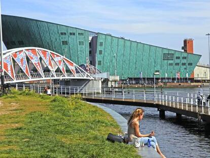 Vista del NEMO, el Museo de la Ciencia de Ámsterdam, en un edificio proyectado por Renzo Piano.