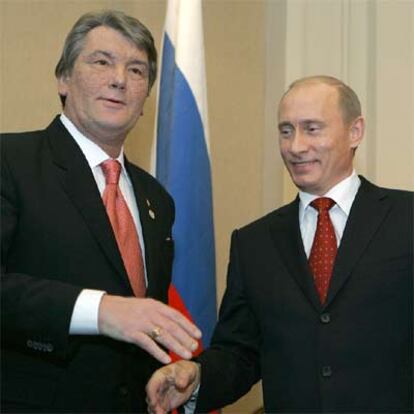 Yúshenko y Putin se saludan ayer en Astaná.