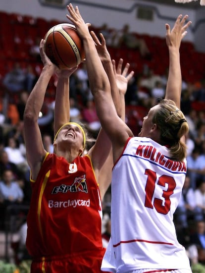 Amaya Valdemoro trata de encestar ante la checa Petra Kulichova durante el partido de semifinales del Europeo de Baloncesto femenino disputado en el estadio Ataturk de Ankara (Turquía) en 2005
