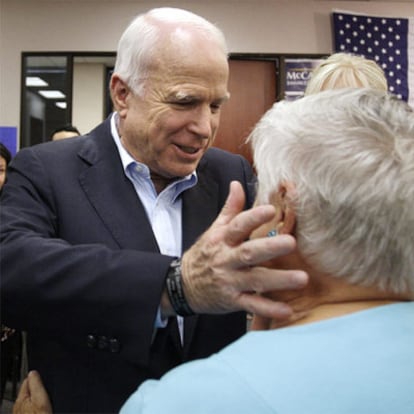 John McCain saluda a una simpatizante el domingo en la sede central de su campaña, en Phoenix.