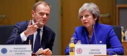 El presidente de la Unión Europea, Donald Tusk, y la primera ministra británica, Theresa May, durante la cumbre de este domingo.