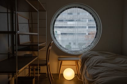 En las habitaciones cápsula no hay esquinas, todo está a la altura que tiene que estar para no darse en la cabeza, hay sistemas de almacenaje bajo la cama y en toda la cápsula y todas las estancias tienen una ventana circular.