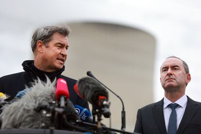 El primer ministro del Estado federal de Baviera, Markus Söder (izquierda), junto a su socio de gobierno y vicepresidente, Hubert Aiwanger, durante una visita a una central nuclear en la localidad alemana de Essenbach.