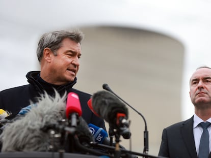El primer ministro del Estado federal de Baviera, Markus Söder (izquierda), junto a su socio de gobierno y vicepresidente, Hubert Aiwanger, durante una visita a una central nuclear en la localidad alemana de Essenbach.