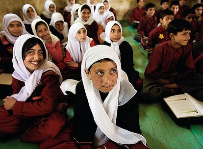 Un colegio en Srinagar, la capital del verano. En las escuelas, niños y niñas comparten espacio físico y educación, pero en grupos separados.