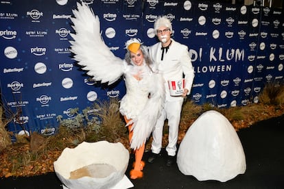 Sean los famosos más o menos conocidos, en la fiesta de Klum siempre se esfuerzan en llevar los mejores disfraces de Halloween. Aquí, Sofie Dossi y Zach Justice como, ella, un pollito recién salido del cascarón y, él, Kentucky Fried Chicken.