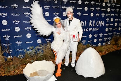 Sean los famosos más o menos conocidos, en la fiesta de Klum siempre se esfuerzan en llevar los mejores disfraces de Halloween. Aquí, Sofie Dossi y Zach Justice como, ella, un pollito recién salido del cascarón y, él, Kentucky Fried Chicken. 