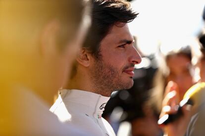 El piloto español Carlos Sainz de Renault Sport habla con los medios en Albert Park en Melbourne, Australia. el 22 de marzo de 2018.