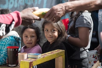 La única cocina del campamento da tres comidas al día y alimenta a unas 300 personas de las 2.000 que viven allí. Dos niñas mexicanas hacen fila para conseguir su merienda, compuesta de plátanos y pan.