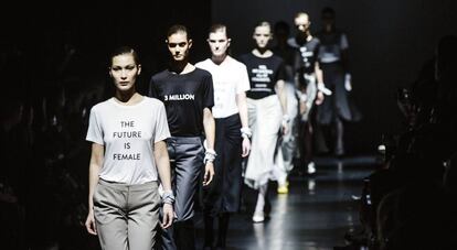 Carrusel de Prabal Gurung con las camisetas con mensajes feministas..