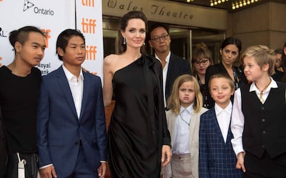 Angelina Jolie, con cinco de sus hijos en 2017.