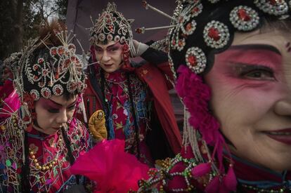 Varios artistas con trajes tradicionales actúan en el Año Nuevo Chino en Pekín (China).