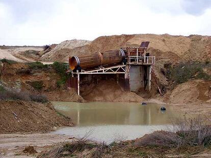 Lavadero de arena a la orilla del río Manzanares en una cantera de Getafe.