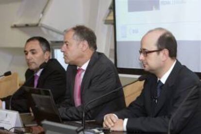 El coordinador del proyecto en la Universidad de Vigo, Fernando Aguado (i); el rector de la Universidad de Vigo, Salustiano Mato (c), y el vicerrector Jos Viln (d), durante la rueda de prensa sobre el llamado "Humsat-D", el segundo satlite hecho en Galicia que ser lanzado al espacio el prximo da 21 desde la estacin militar de Yasni (Rusia), a bordo del cohete "Dnepr" junto a otros seis prototipos similares de instituciones acadmicas y empresas de Estados Unidos, Alemania, Per y Pakistn.