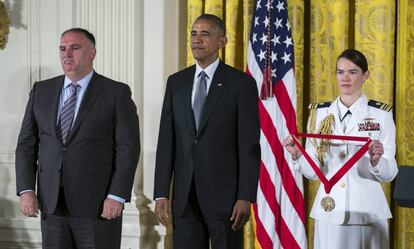 El presidente de EE.UU., Barack Obama otorga la Medalla Nacional de las Artes al chef español José Andrés durante una ceremonia celebrada en la Casa Blanca, Washington.