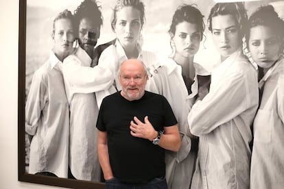 Peter Lindbergh posa com uma de suas imagens mais famosas das modelos dos anos 90; ele é considerado o descobridor das 'supermodels' da época