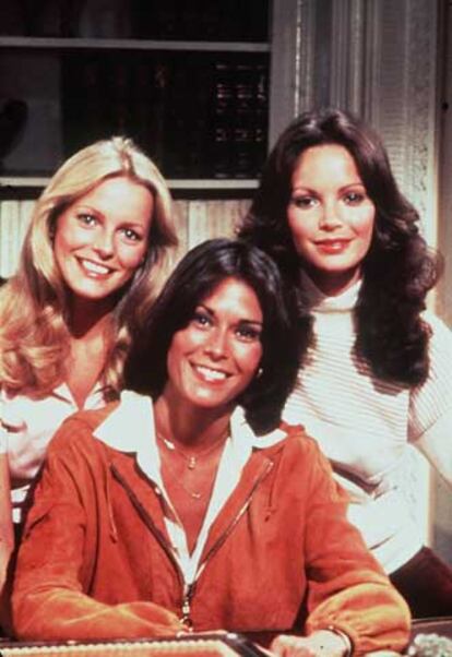 Un año después Spelling dio con el programa que le afianzaría en la fama. <i>Los ángeles de Charlie:</i> Jaclyn Smith, Kate Jackson y Farrah Fawcett (que pronto fue sustituda por Cheryl Ladd, que aparece en esta fotografía). La serie pulverizó los registros de audiencia y se emitió durante cinco años consecutivos.