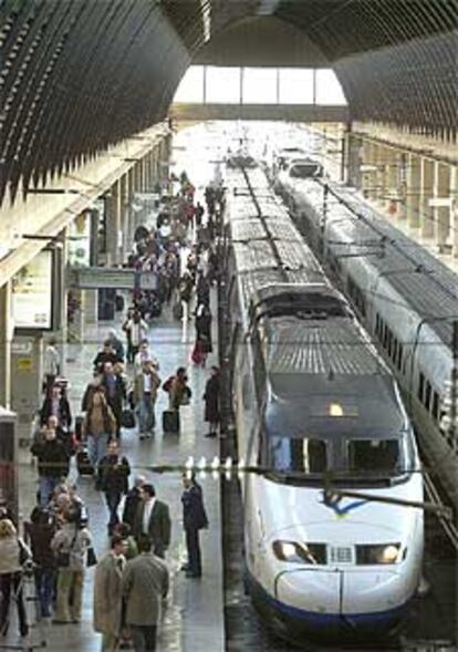 En la imagen, el primer AVE procedente de Madrid a su llegada a la estación de Sevilla, esta mañana.