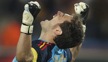 Casillas celebra, sobre el césped, el triunfo frente a Alemania en la semifinal del Mundial de 2010. Por primera vez, España jugaría una final de la Copa del Mundo.