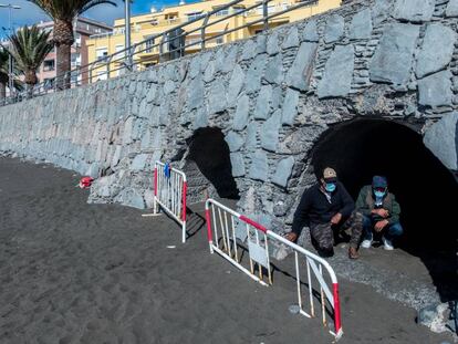 Migrantes desahuciados del sistema de acogida humanitaria de Canarias.