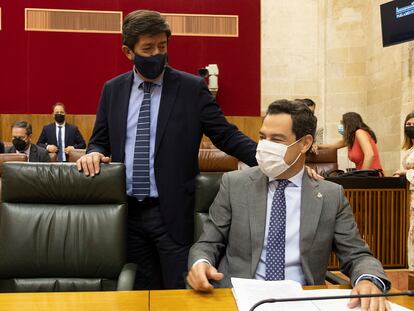 El presidente de la Junta de Andalucía, Juan Manuel Moreno (sentado) y el vicepresidente, Juan Marín en el Parlamento de Andalucía, el pasado 7 de julio.