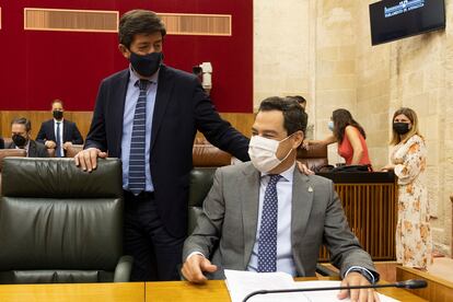 El presidente de la Junta de Andalucía, Juan Manuel Moreno (sentado) y el vicepresidente, Juan Marín en el Parlamento de Andalucía, el pasado 7 de julio.