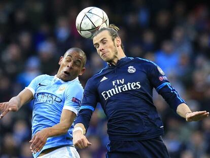 Fernando y Bale pugnan por el bal&oacute;n.