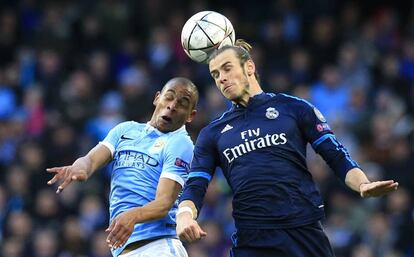 Fernando y Bale pugnan por el balón.