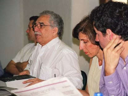 De derecha a izquierda Fernán Saguier, " La Nación" , Argentina; Sonia Gedeón, " El Universal" , Colombia; y Gabriel García Márquez en uno de los talleres de periodismo de la Fundación para un Nuevo Periodismo Iberoamericano de 1998.