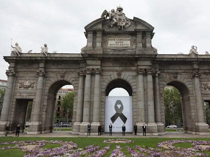 Minuto de silencio ante el crespón en la Puerta de Alcalá, con Almeida, Villacís y los portavoces de los grupos municipales.