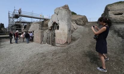 Una visitante fotografía una inscripción en la 'Regio V' de Pompeya.